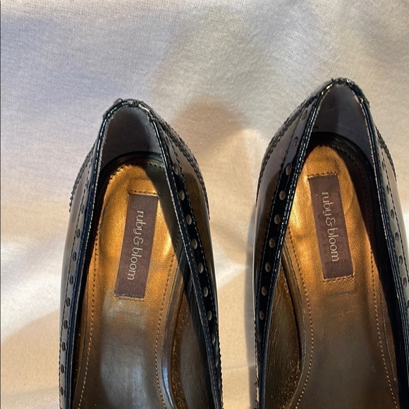 Ruby and Bloom Black and Brown Patent Leather Heels rounded toe like new - Picture 5 of 14